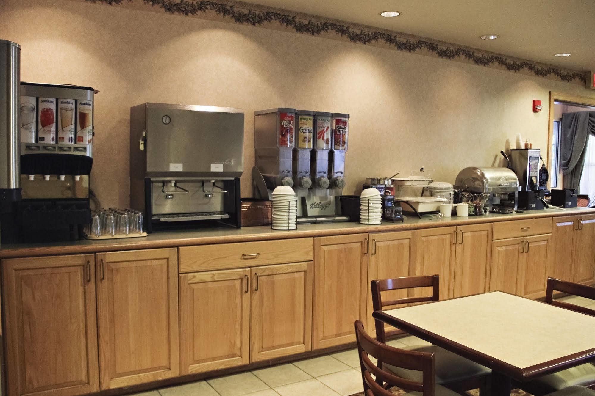 Country & By Radisson, Frackville